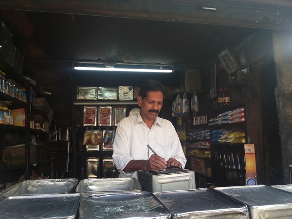 Nirmal à son petit kiosque dans Bazaar Street à Bangalore. (Photo : GRAIN)
