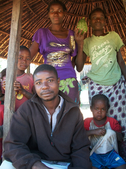 Una família que abanonó el plantio de árboles en Nhambita