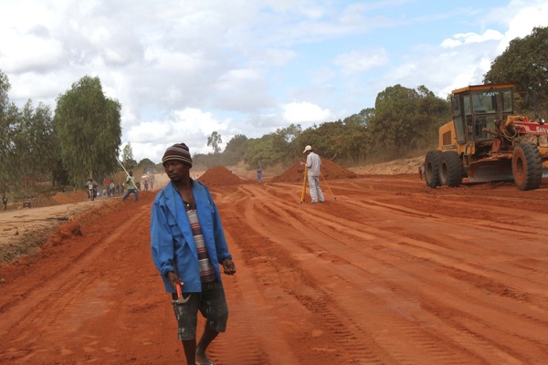 Construction of infrastructure to support large-scale agriculture is under way throughout the Nacala Corridor. (Photo: Erico Waga for GRAIN)