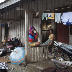 Ouvriers de PT Hardaya Inti Plantations dans l’un des camps de travailleurs de la plantation de Buol : «Nous avons beau travailler très dur, nous sommes toujours endettés. » (Photo: Pietro Paolini/Terra Project)