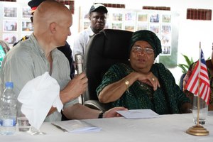 En abril de 2011, los medios de Liberia informaron que el director de EPO, Peter Bayliss le entregó a la presidenta Sirleaf un sobre con un cheque por 25 mil dólares durante un evento público en una visita al sitio de la concesión (Foto: Frontpage Africa 