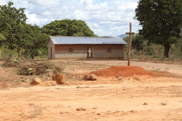 Igreja abandonada em Nacarare: em 2012, representantes da AgroMoz chegaram ao posto administrativo de Lioma, às pressas obtiveram direito às terras com algumas autoridades do governo e começaram a desalojar das terras mais de mil camponeses. (Foto: Erico Waga por GRAIN)