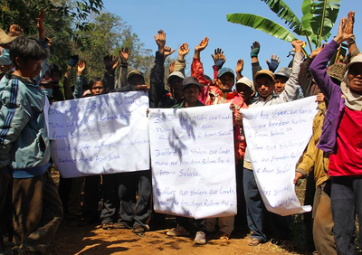 “SOCFIN shareholders: stop land grabbing!” Citizens demand that SOCFIN respect the rights of local communities-image